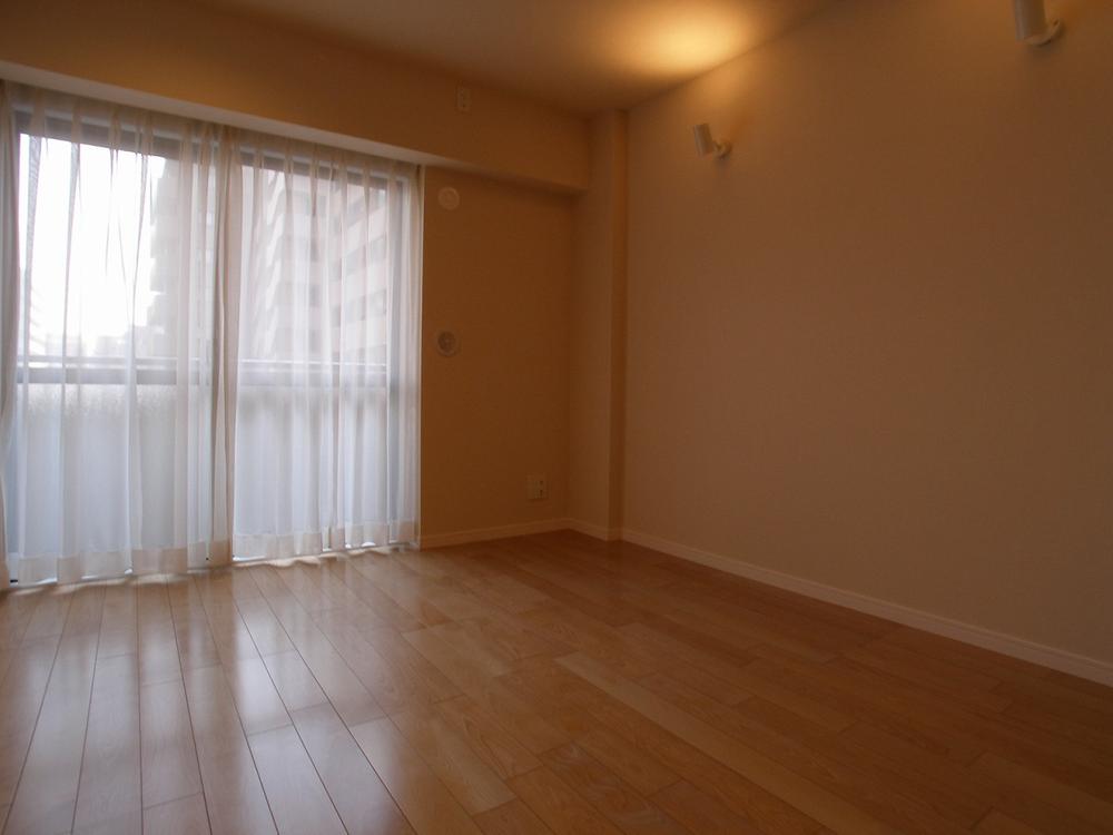 Non-living room. Southeast-facing room