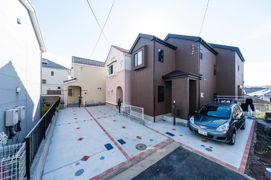 Local appearance photo. Roof Hiroshi tiled Outer wall Ikamu original ripple finish same specifications