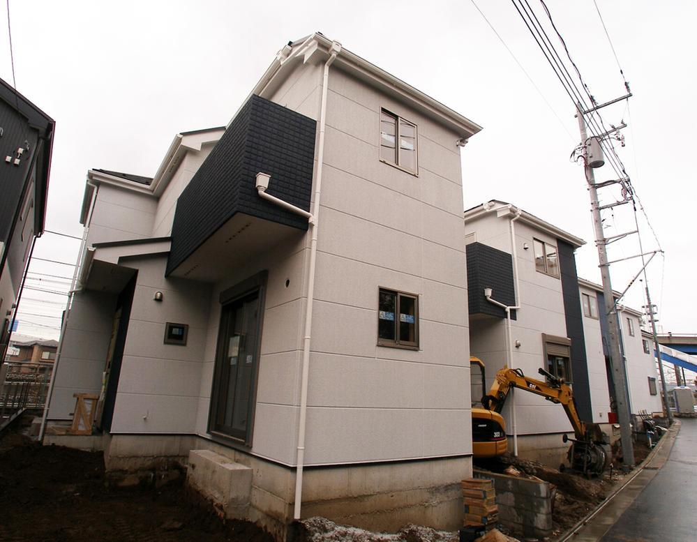 Local photos, including front road. The outer wall fire protection ・ Thermal insulation properties ・ Adopt a "Asahi Kasei Power board" with a thickness of 37 mm with excellent sound insulation!