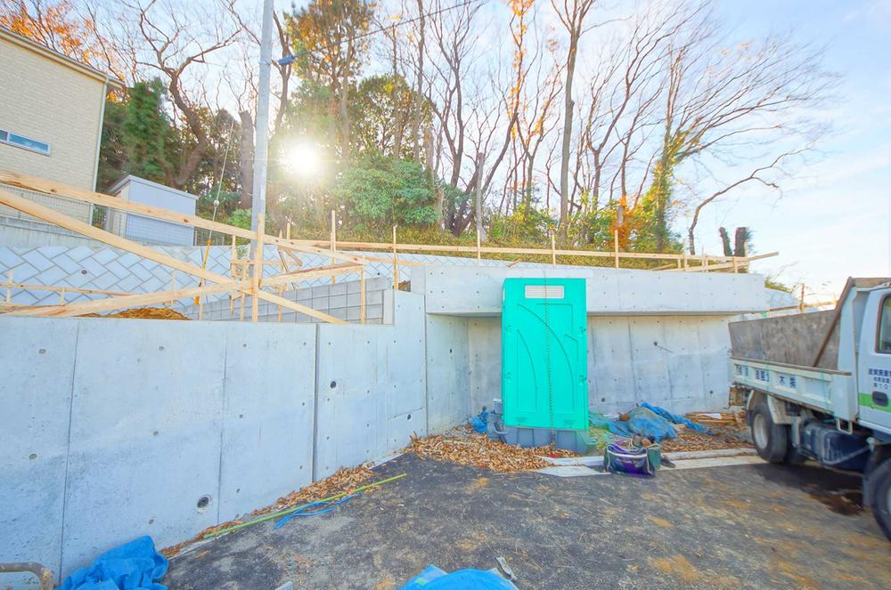 Other local. Local (12 May 2013) Shooting, Green is rich in a quiet residential area.