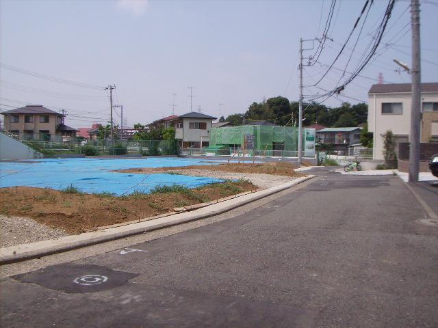 Local photos, including front road. Selling local