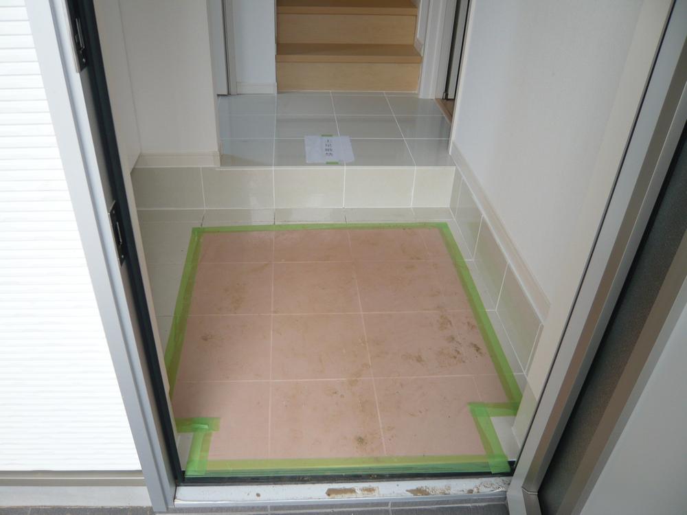 Same specifications photos (Other introspection). Entrance full of luxury by the marble-like tile.