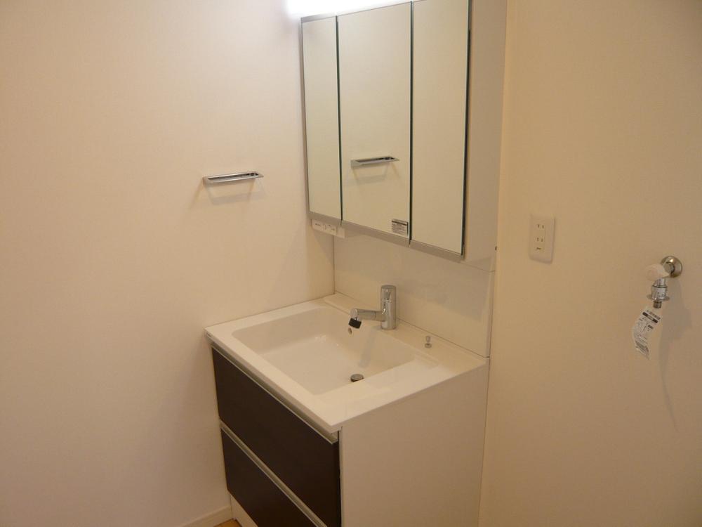 Same specifications photos (Other introspection). Complete with vanity on the notch of triple mirror adoption.