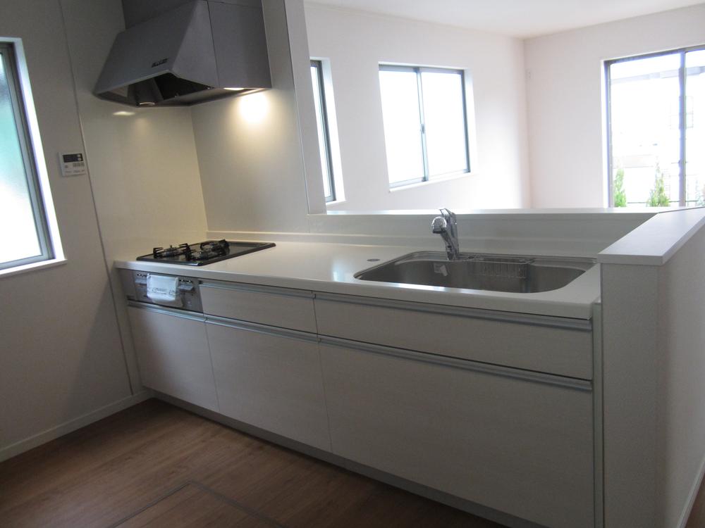 Kitchen. Local (12 May 2013) Shooting Three-necked stove in the faucet with a water purifier Cuisine in wide kitchen is also easy to.