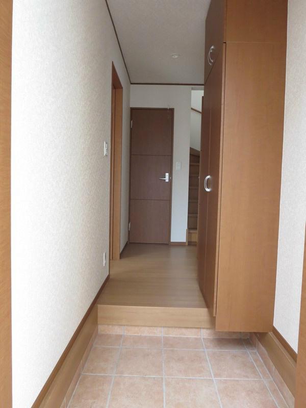 Same specifications photos (Other introspection). Entrance construction cases