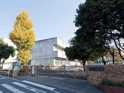 Primary school. Yokohama Municipal two Bridge Elementary School: 3 minutes' walk 225m (140 districts)