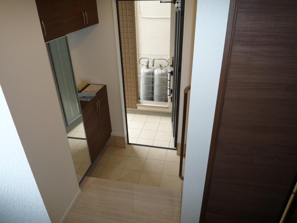 Entrance. Local (11 May 2013) Shooting