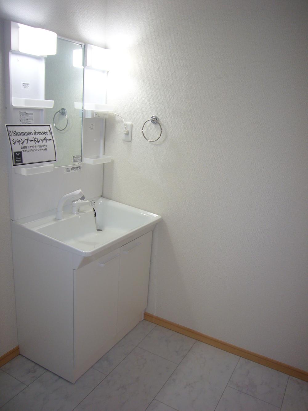 Wash basin, toilet. Indoor (12 May 2013) Shooting