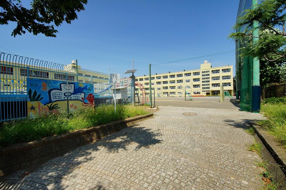 Primary school. 700m to Daimon elementary school