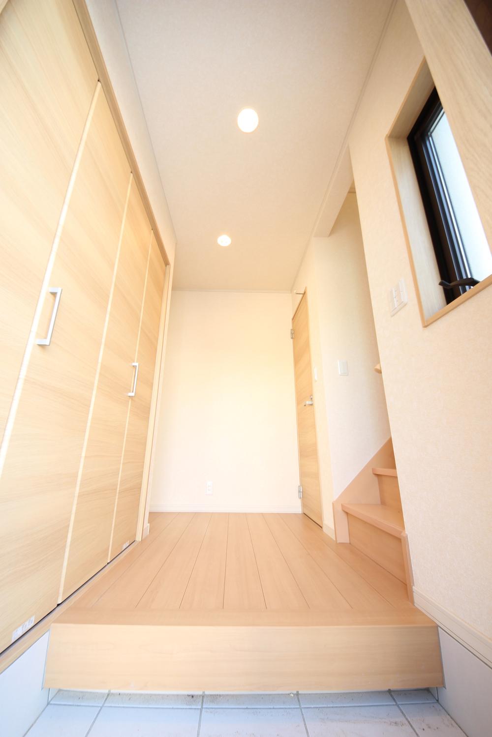 Same specifications photos (Other introspection). It is the entrance of construction cases. All storage of entrance one side is shoebox. Boots and heel. You can all storage, such as leather shoes and sneakers. Construction Example 3