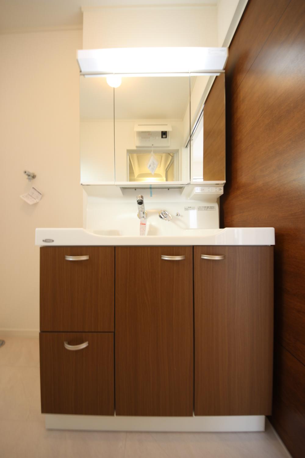 Wash basin, toilet. Vanity of the same specification. Color 6 colors. It is quite fashionable washstand woodgrain!