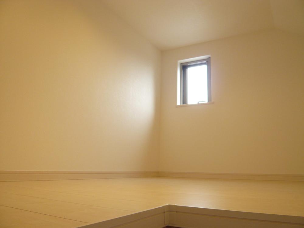 Receipt. Small attic storage. There are windows on both sides, Also ensure ventilation. 