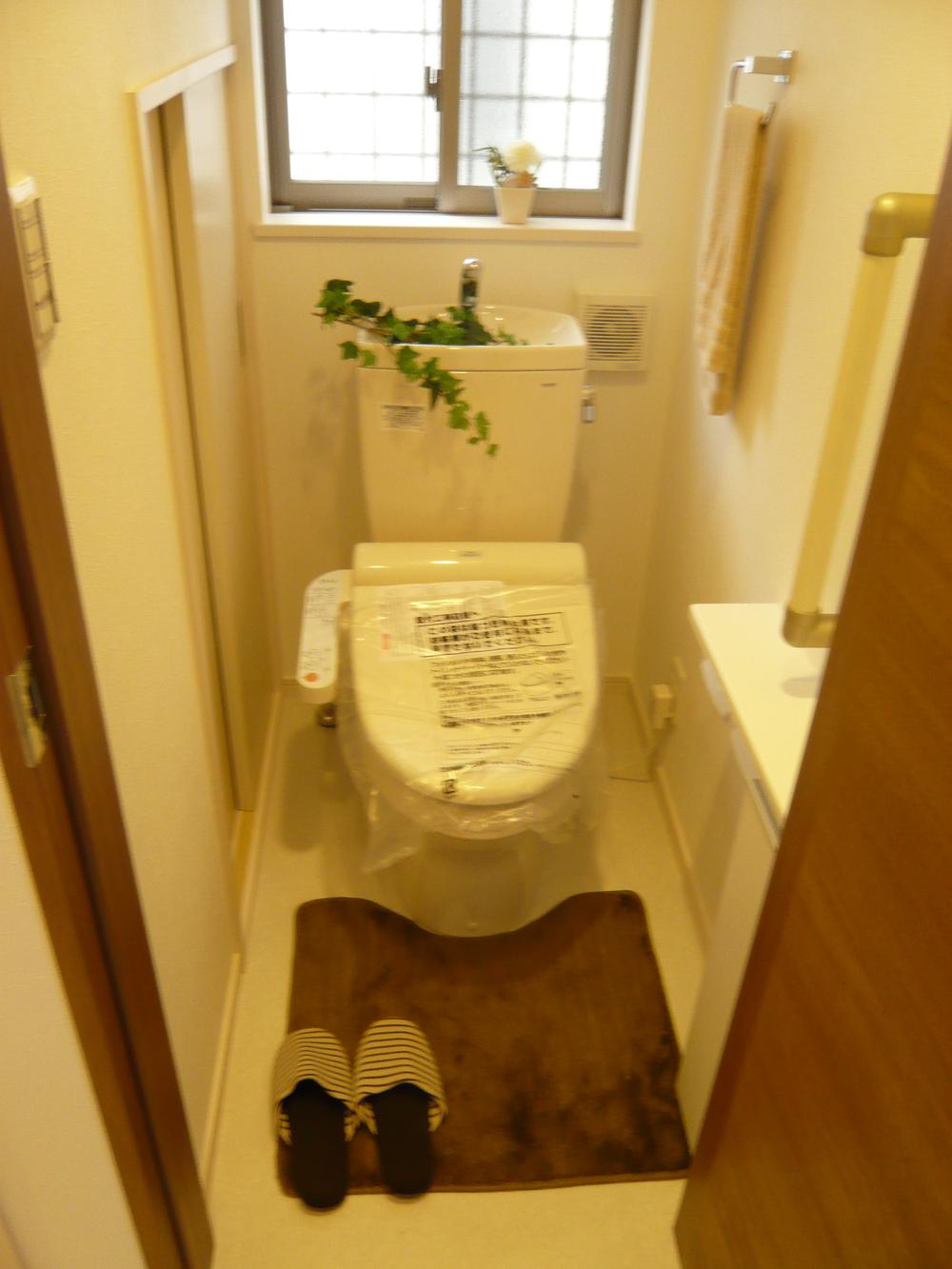 Toilet. On the first floor of the toilet there is a storage space with a sliding door, Cleaning tools is also put definitive size. 