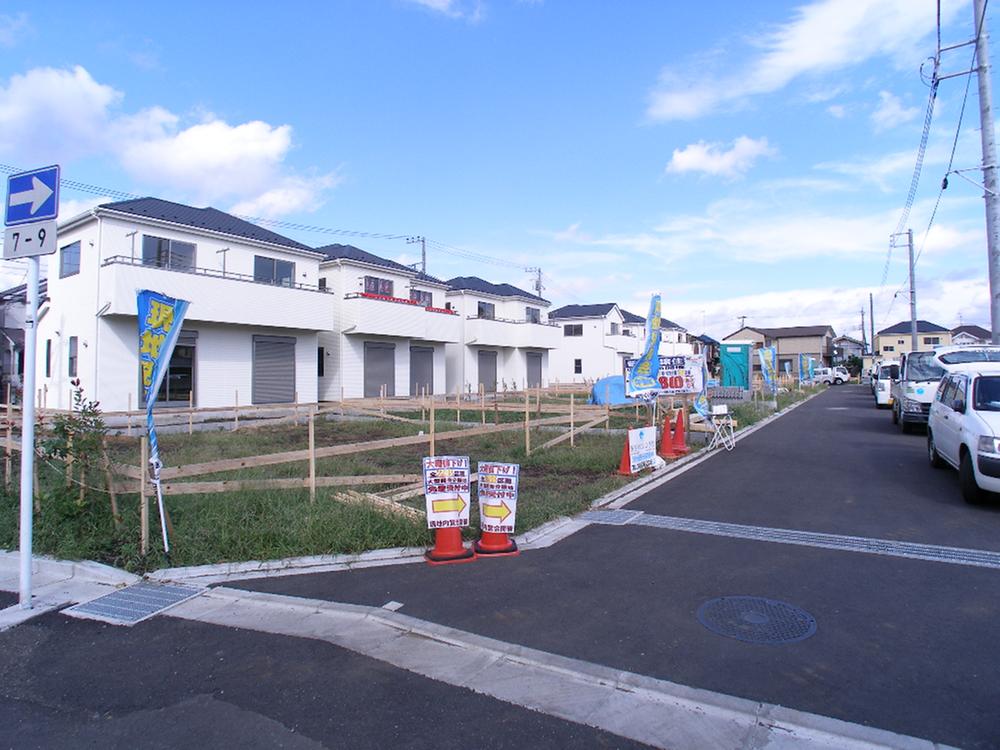 Local photos, including front road. There is also a section of the residents dedicated road, Environment attractive to live in peace! 
