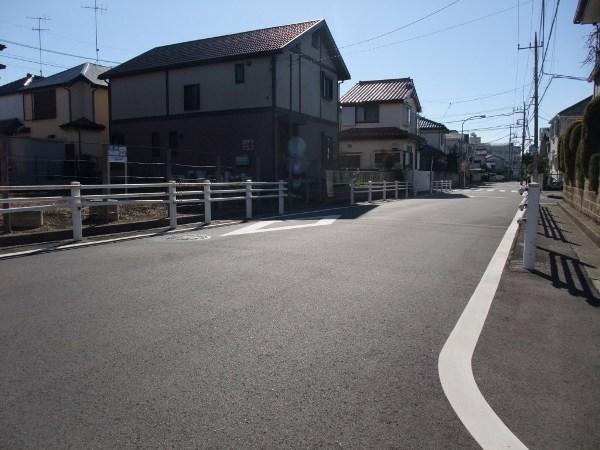 Local photos, including front road. It is a photograph from the local north. There width about 8m of the front road. Wide and easy to use.