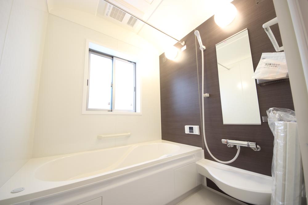 Same specifications photo (bathroom). It is a bathroom of the same specification. It has become another staple of newly built single-family! Large tub to put lying also slowly Papa. Scrub the back along with the children