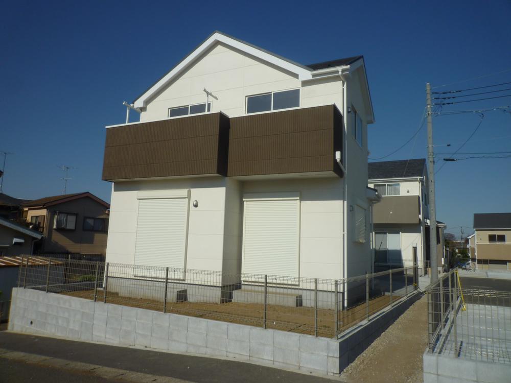 Local appearance photo. You can enjoy gardening in sunny spacious garden.