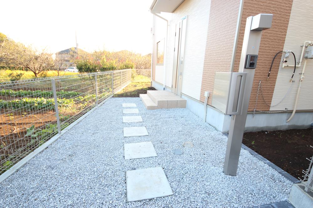 Entrance. 6 Building entrance around