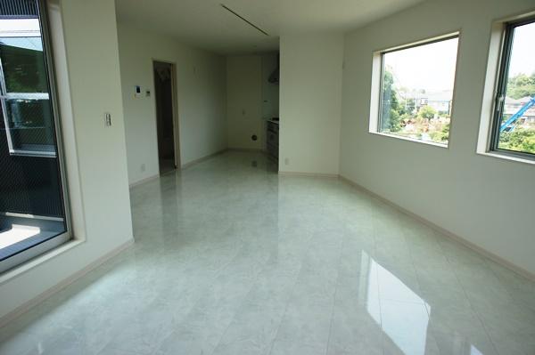 Living. Bright living room bathed in plenty of sunlight from the window. (August 2013 shooting)