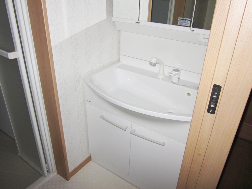 Wash basin, toilet. A Building washbasin