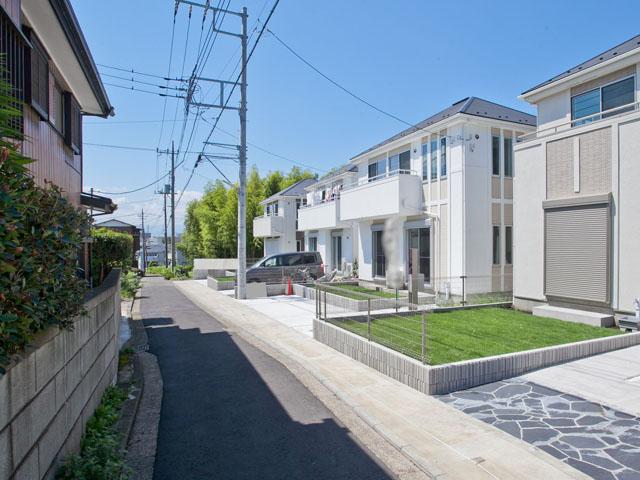 Local photos, including front road. Local photos, including the front road (09 May 2013) Shooting