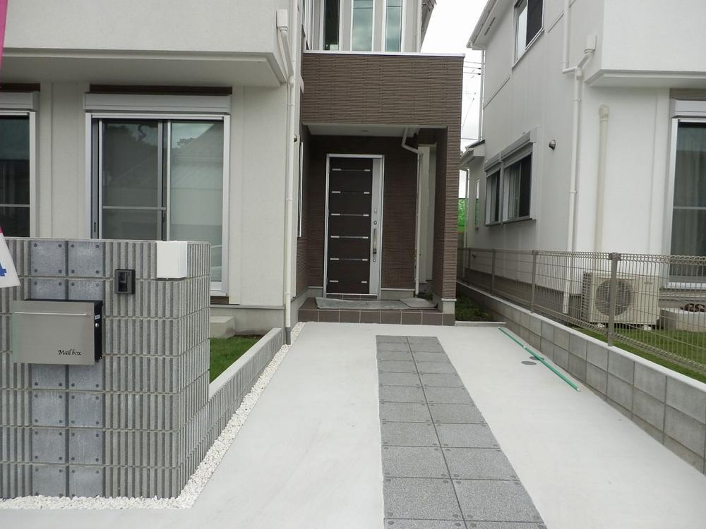 Entrance. Entrance and parking (09 May 2013) Shooting