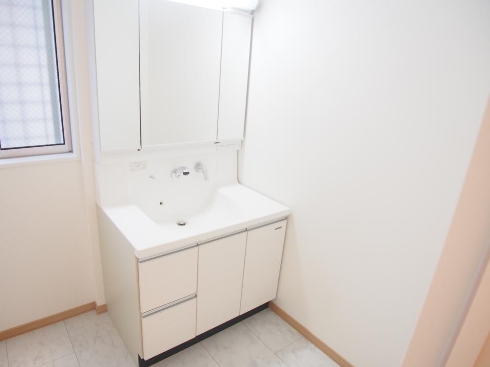 Wash basin, toilet. 3 Building site (October 2013) Shooting