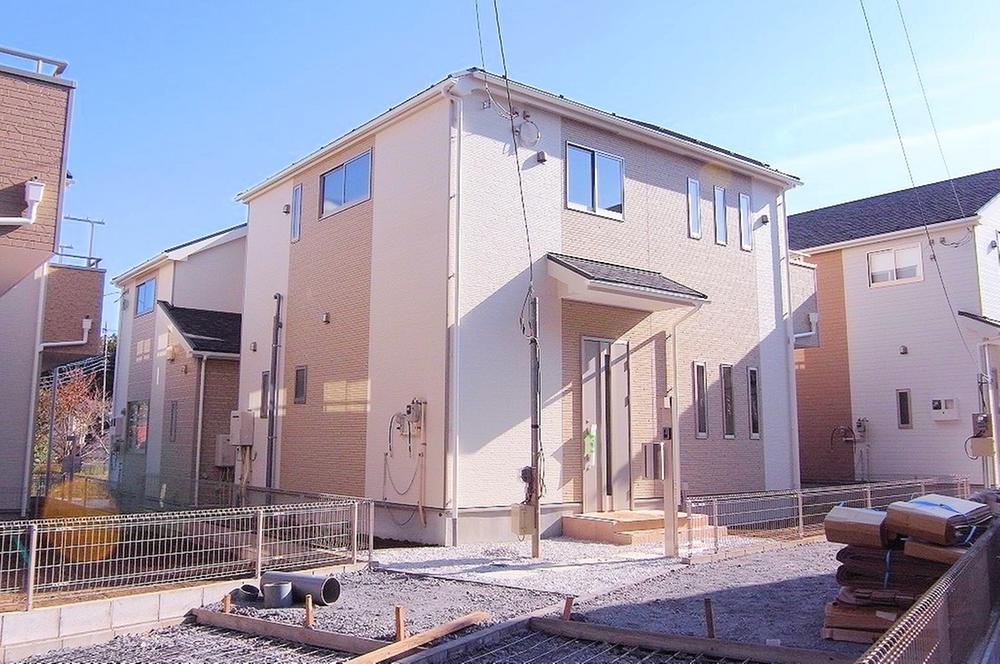 Local appearance photo. Impressive outer wall, Design the colors may come Gugutto! 3 Building site (November 2013) Shooting