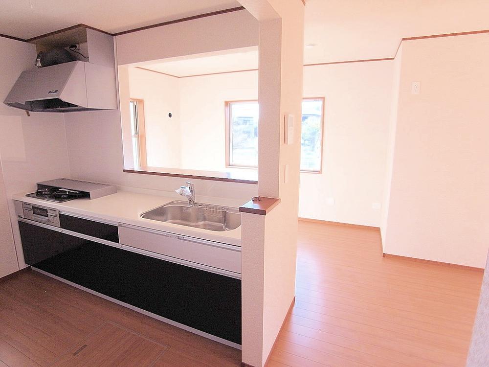 Kitchen. Face-to-face counter adoption easy to reach the eye for children! Excellent system kitchen in functionality! ! (November 2013) Shooting