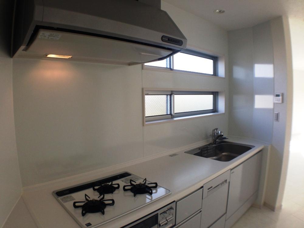 Kitchen. Glass top stove specification ☆ With dishwasher ☆ 3-neck gas stove ☆ With water purifier