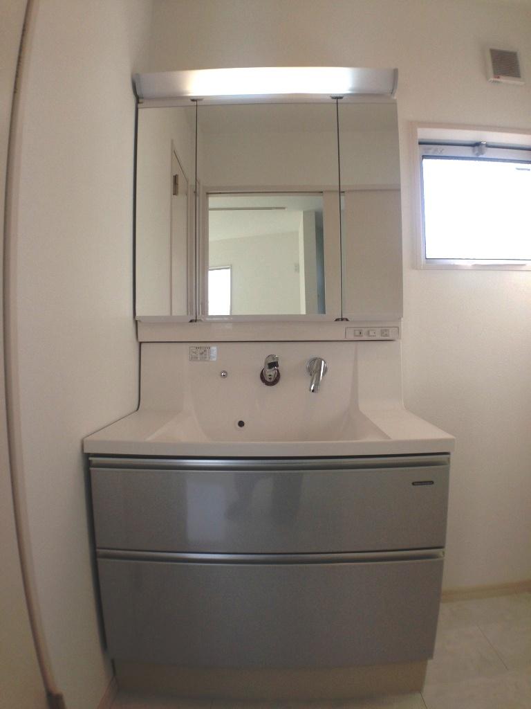 Wash basin, toilet. Indoor (11 May 2013) Shooting