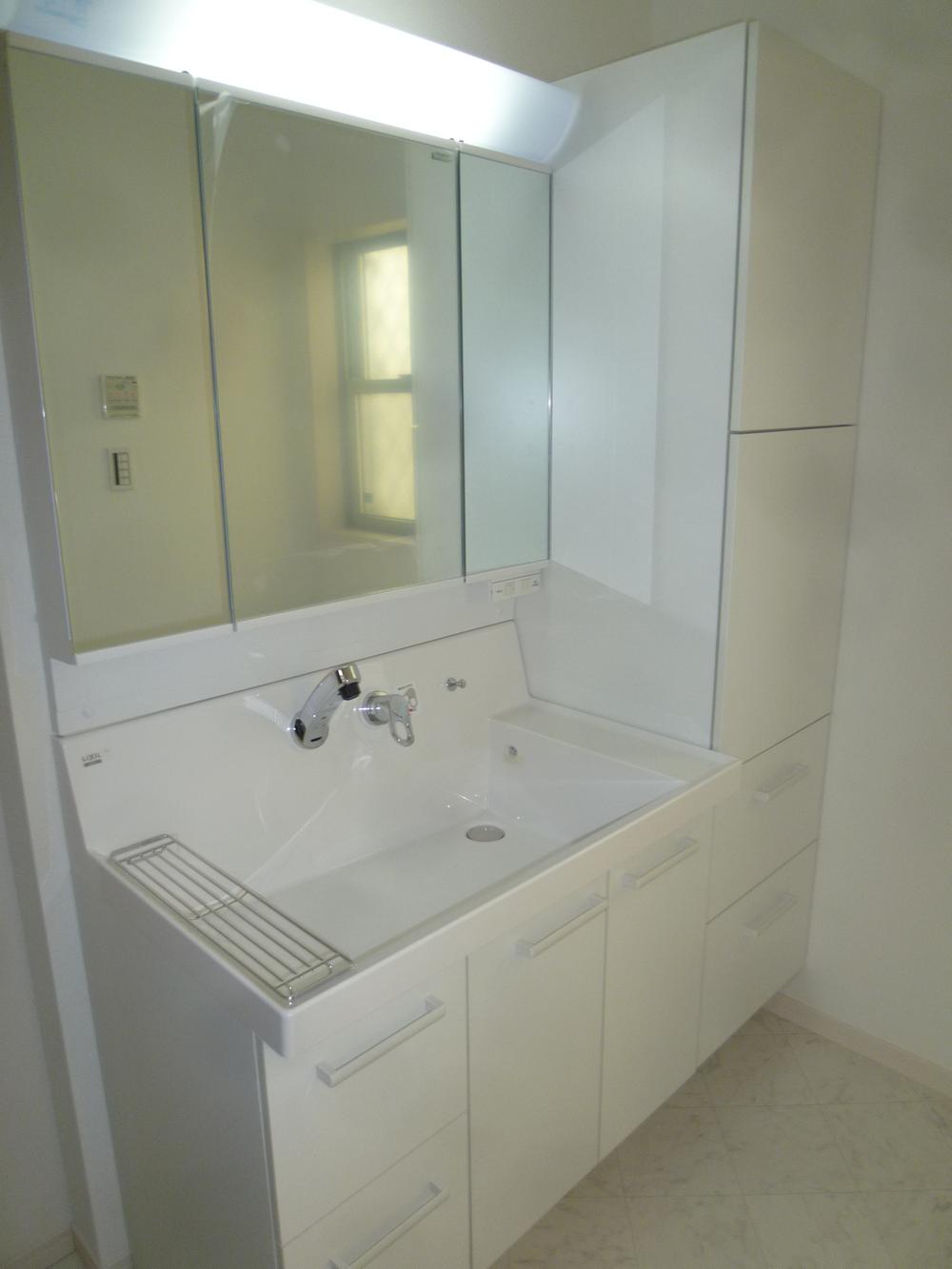 Wash basin, toilet. Indoor (12 May 2013) Shooting