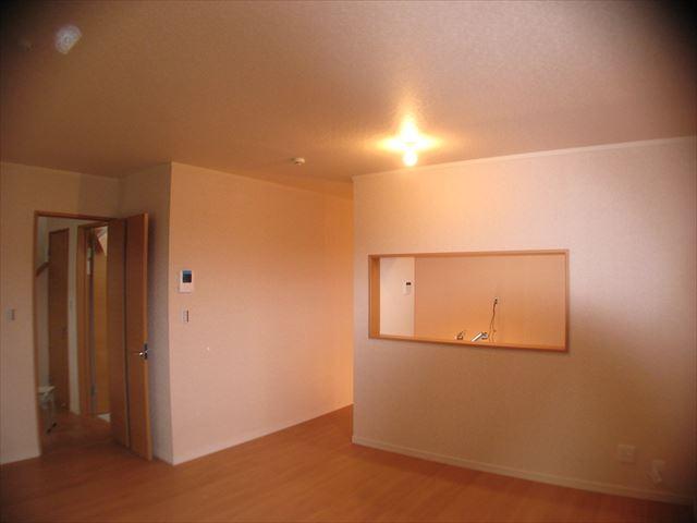 Living. Large living room of counter kitchen With gas outlet! Coming season pot cuisine ・ Gas fan heater response and ◎