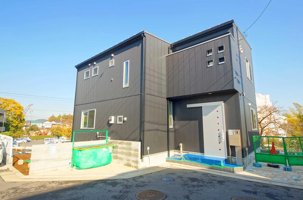 Local appearance photo. Local (11 May 2013) Shooting, It is a building of a simple modern design. 