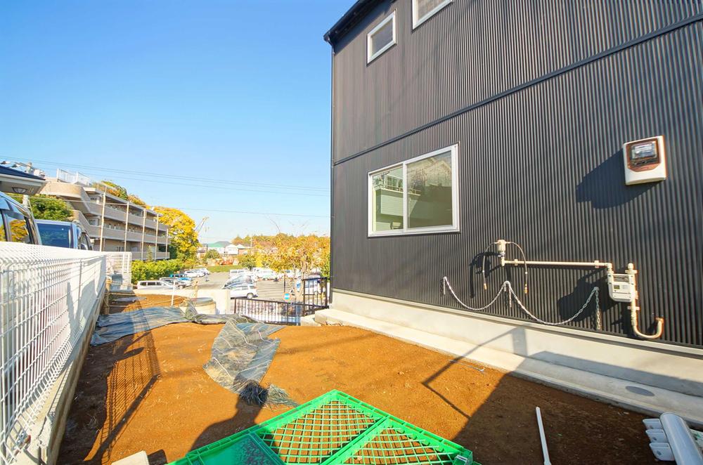 Garden. Local (11 May 2013) Shooting, Is the new homes of the children also play in peace garden. 