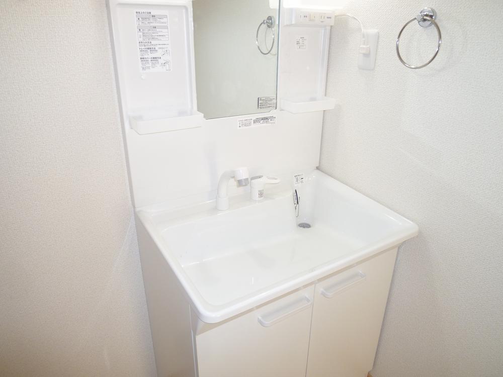 Wash basin, toilet. Indoor (December 13, 2013) Shooting 25 Building