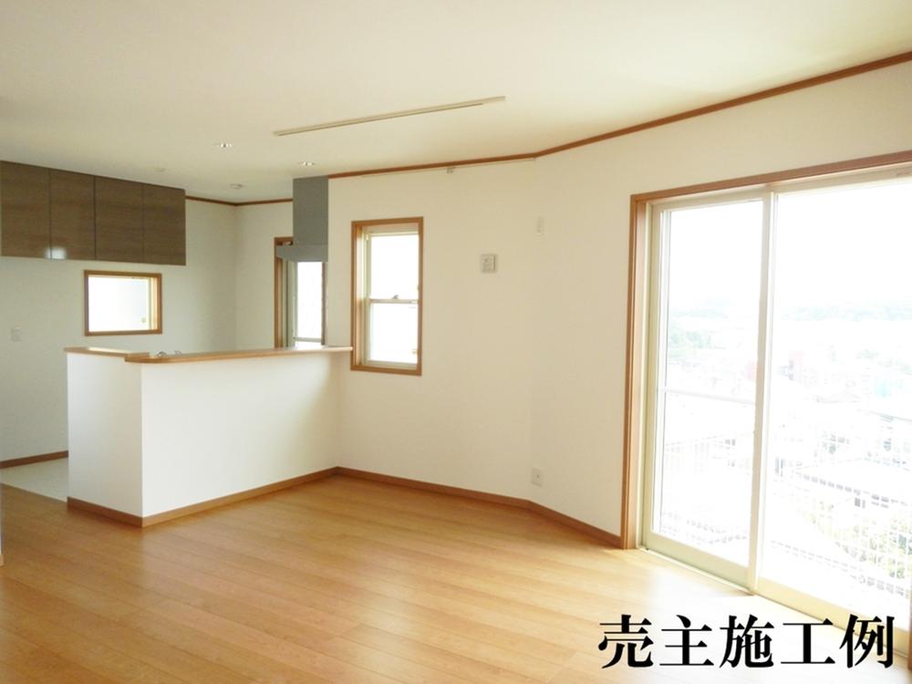 Living. Since the counter kitchen, You can cook while watching the situation of children.