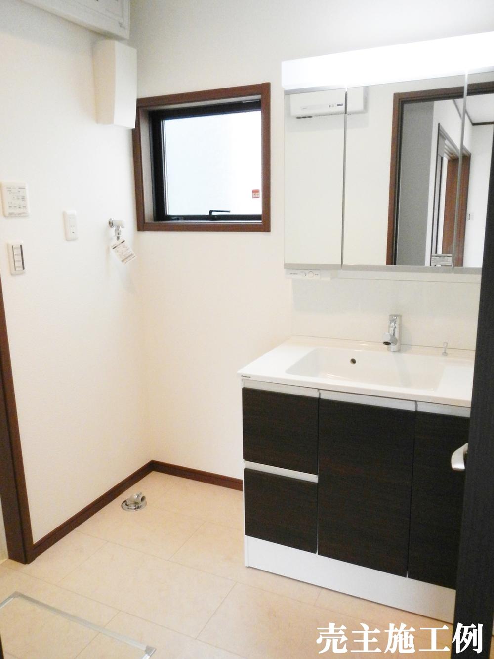 Wash basin, toilet. Basin mirror made in three-sided mirror You can store plenty! Water absorption in the mirror ・ Because it is coated with a membrane which is hydrophilic clear a bath also at any time! Because heaterless do not take even the electricity bill