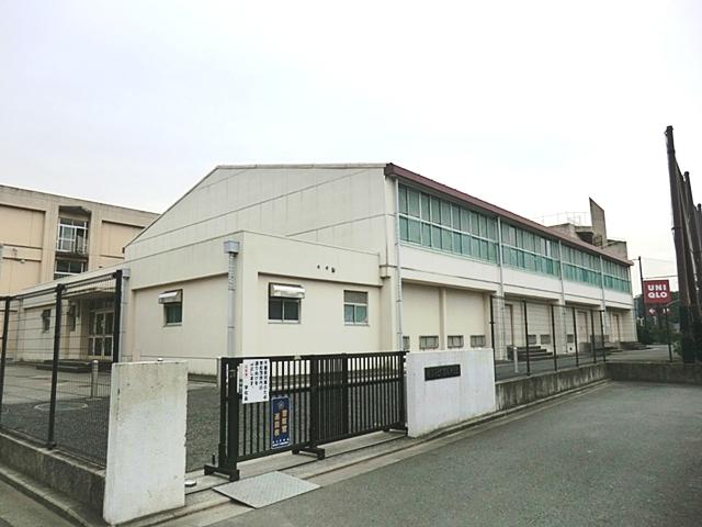 Junior high school. Shimoseya 880m until junior high school Walk 11 minutes