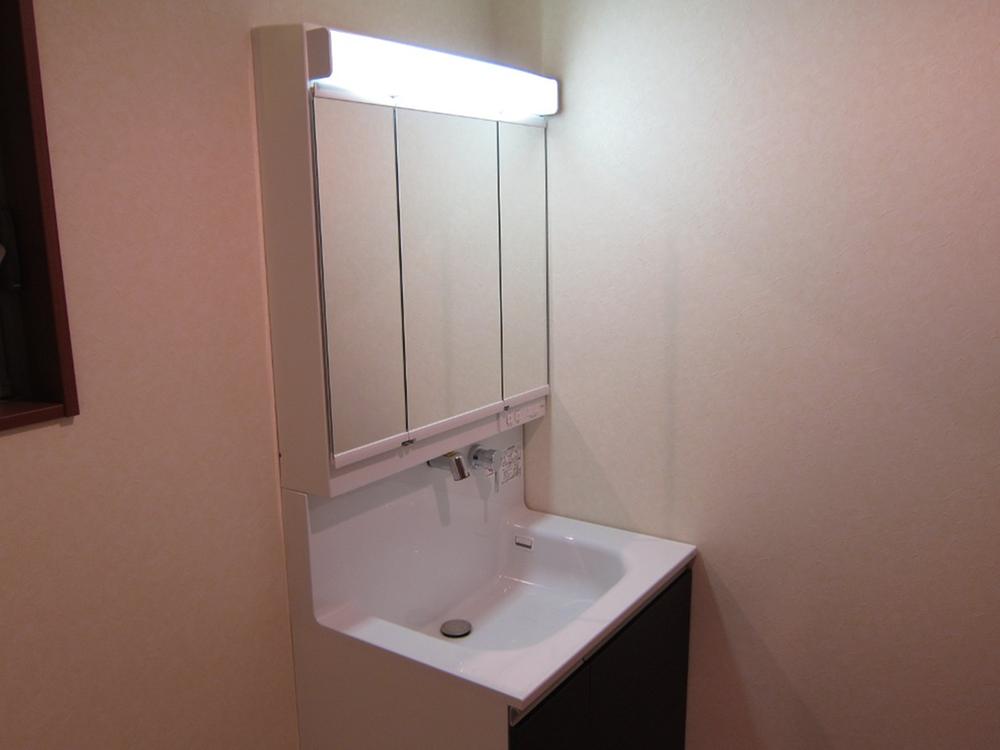 Wash basin, toilet. Local (March 2013) Shooting