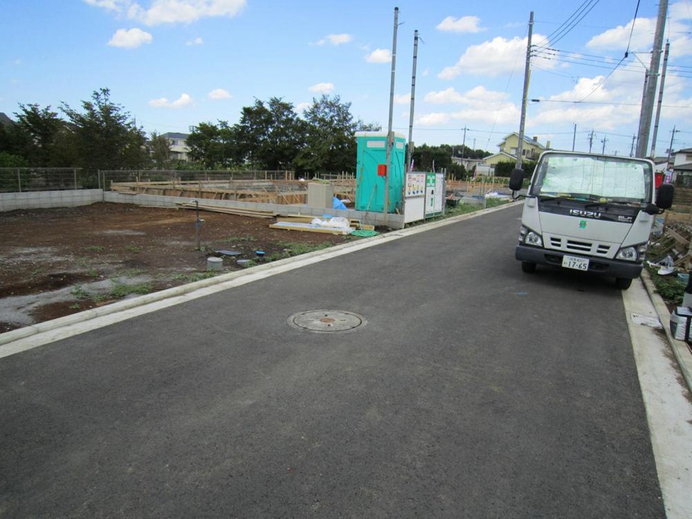 Local photos, including front road. Spacious 5.5m road.