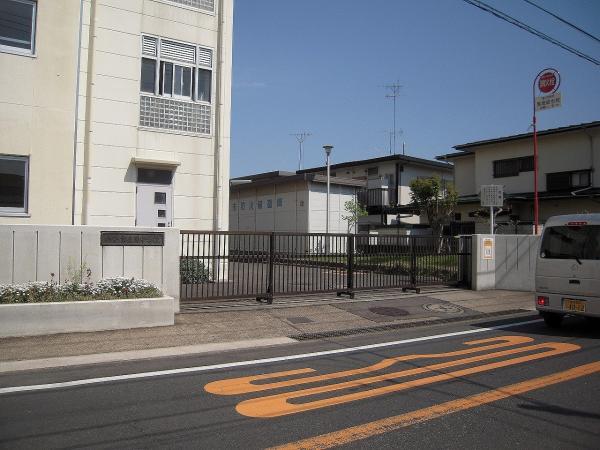 Junior high school. 910m until the original junior high school