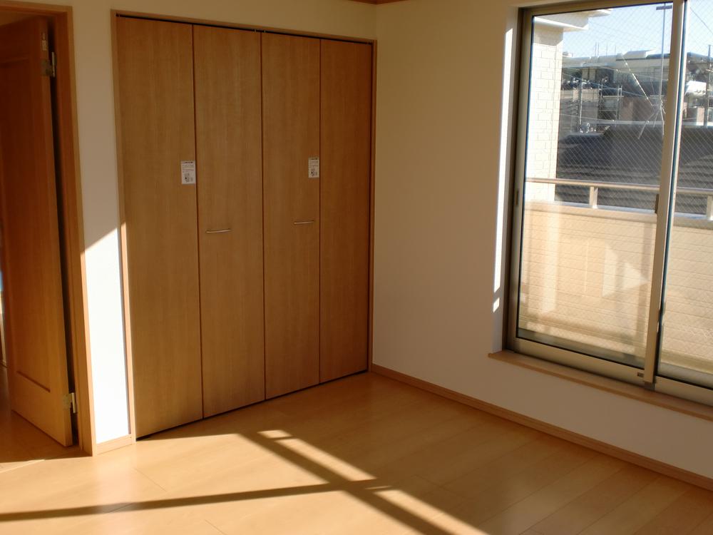 Non-living room. Day is good same specifications Photos