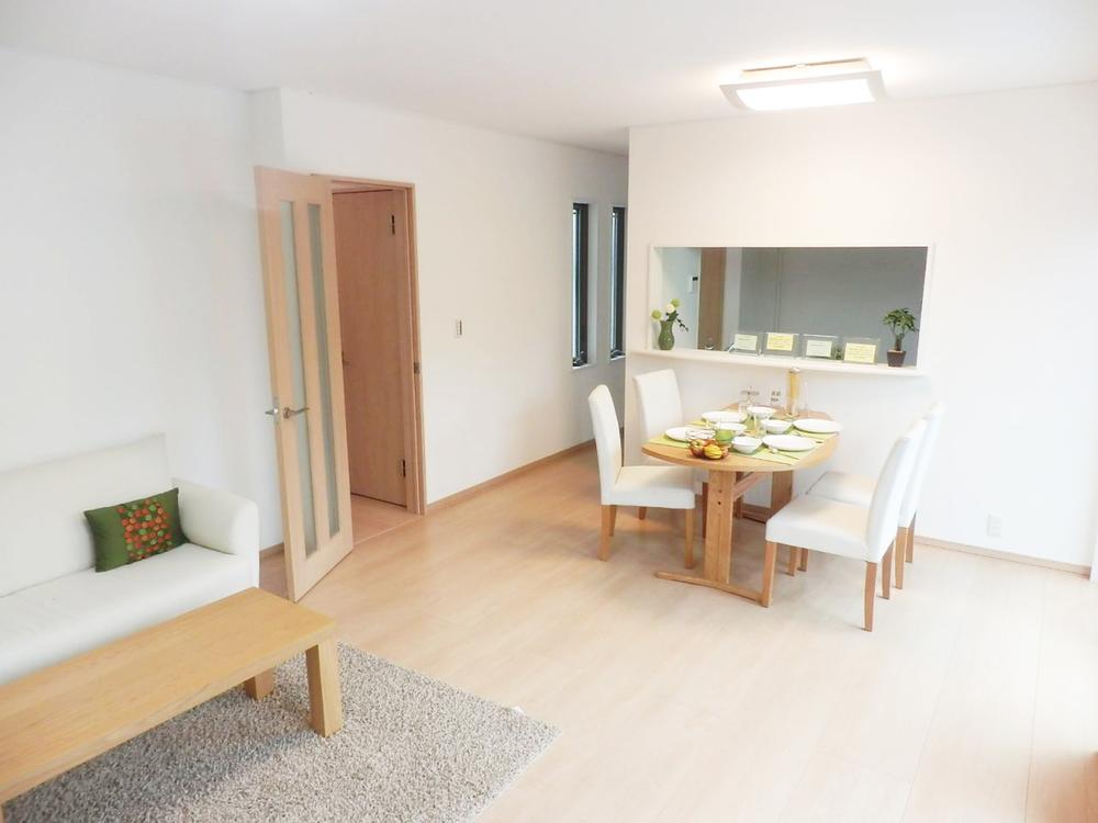 Same specifications photos (living). Living is a bright and airy space! The oasis of family gather! (The company specification example)