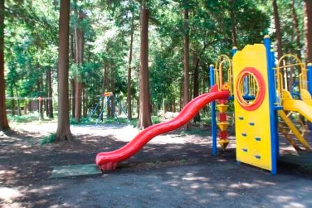 park. There is such Promenade and the square of the rest of the 160m cypress until Minamidai Children's Forest Park, Play equipment has been arranged for the child to feel the warmth of the wood.