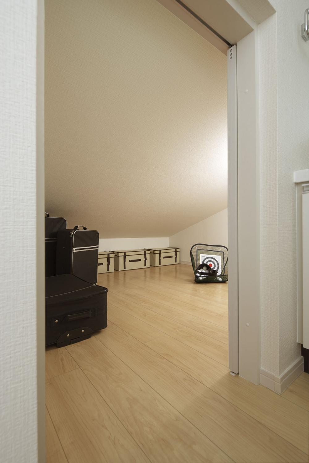 Receipt.  [Under ya back storage] It was effective use of the part to be the first floor of the attic as storage space.  ※ Publication photograph of is in reference photo, In fact the different.