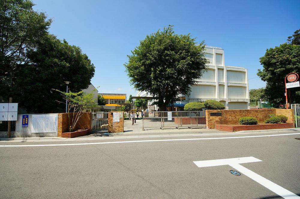 Primary school. Futatsubashi until elementary school 200m