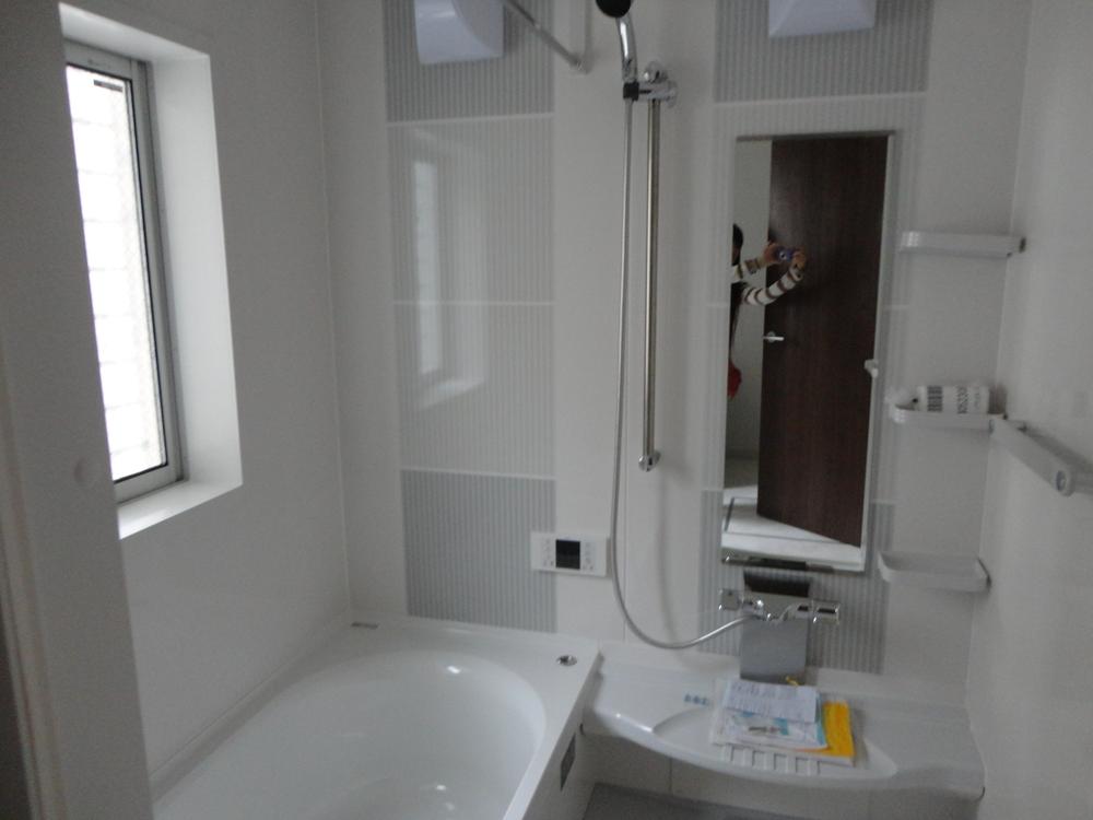 Bathroom. Tub and spacious. Bus one tsubo size