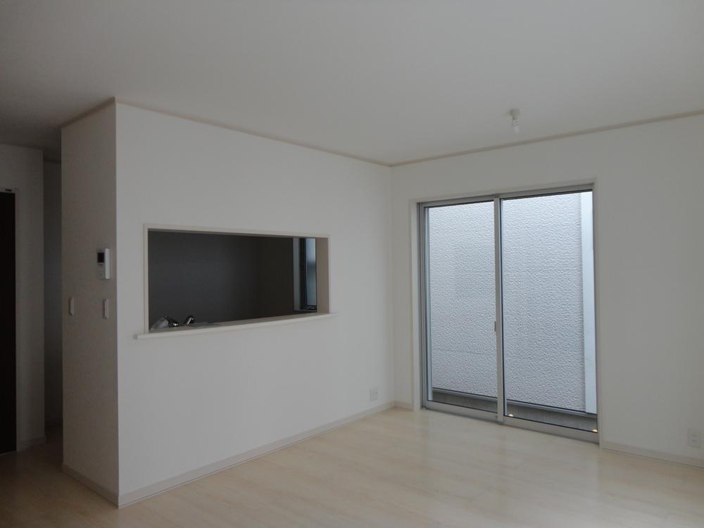 Living. Living face-to-face kitchen. Always smiling! 