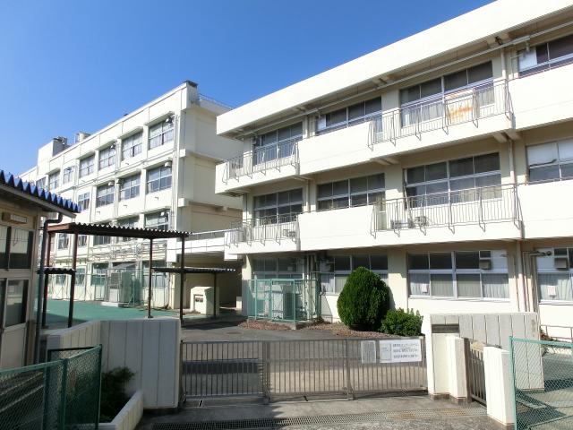 Junior high school. 800m to Higashino junior high school